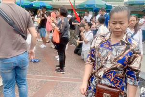 翟天临现身泰国低调祈福 双膝跪地