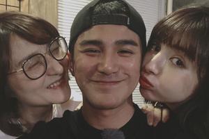 姜潮麦迪娜和妈妈贴脸自拍 婆媳似姐妹