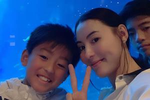 张柏芝带俩儿子外出开心自拍