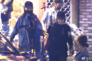 唐嫣与友聚餐被偶遇孕相明显小腹隆起