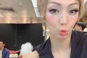 郑秀文演唱会后台玩自拍许志安入镜