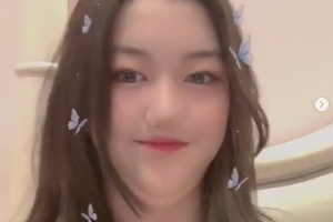 李嫣晒正面自拍露双下巴笑容搞怪