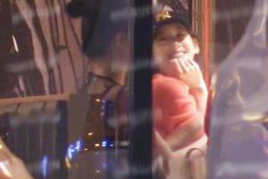 奶茶妹妹打扮青春与朋友聚餐谈笑风生