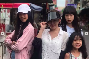 小S与女儿穿亲子装同框 溜滑梯假装搏斗