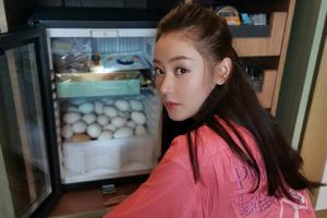 张天爱自曝瘦身法宝 手捧鸡蛋嘟嘴搞怪