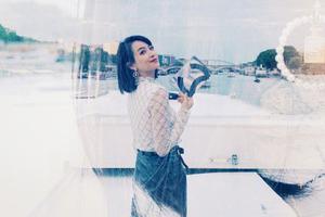 宋茜游巴黎对镜嘟嘴可爱俏皮