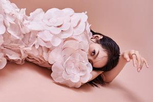 宋茜黑丝袜上镶嵌水钻 身穿花朵裙明艳