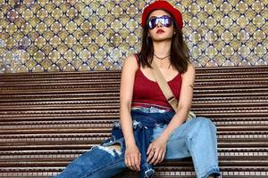 蔡依林大草帽配紧身衣秀马甲线