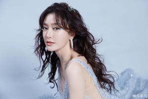 秦岚晒美照庆生 长卷发优雅知性