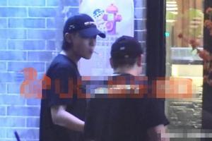 黄子韬深夜聚餐与友人吞云吐雾