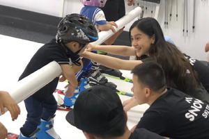 小海绵滑雪 baby一旁陪伴鼓励母爱满满