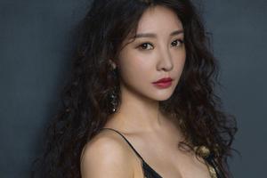 柳岩复古波浪卷高开叉裙秀好身材