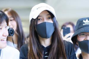 Baby遭粉丝围攻要签名保安推其前行