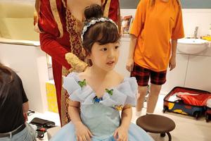 小泡芙头戴皇冠扮灰姑娘娇俏可爱