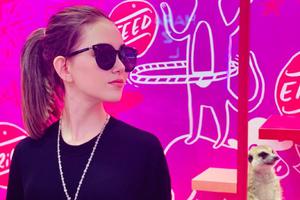 昆凌双手放胸前模仿《狮子王》“丁满”