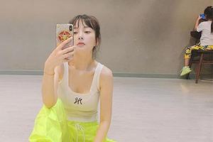 李小璐带女儿上舞蹈课玩自拍