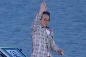 发型不能乱！成龙游艇挥手耍帅后忙梳头