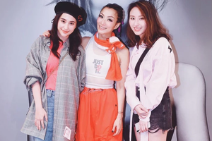 何超莲为郑秀文演出撑场 姐姐何超云罕见出镜