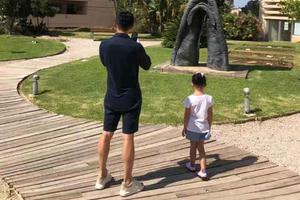 汪小菲晒出游照父女同框超有爱 大S另类出镜