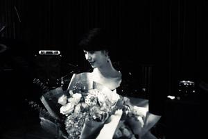 李亚鹏女友凌晨晒美照 气质优雅神似王菲