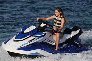 腿精上线！吉吉开游艇心情靓