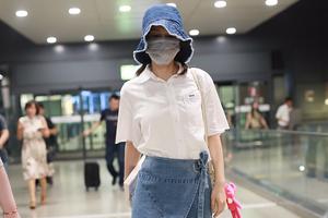 吴昕大方秀腿似可爱学姐 绑小辫暴露少女心