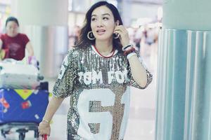 钟丽缇年近50穿亮片裙身材不逊当年