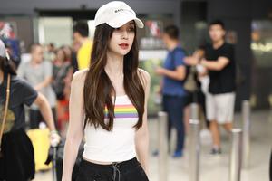 baby穿吊带衫工装裤又美又飒 蛮腰超吸睛