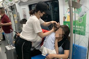 董璇携家人赶晚班地铁贴心照顾女儿