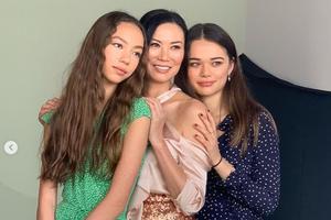 邓文迪带两女儿度假开泳池派对