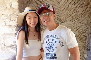 甄子丹15岁女儿打扮时尚身材高挑