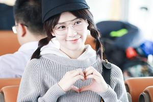 白鹿风波后首现身 扎双麻花辫俏皮比心