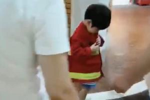 baby带儿子玩耍 小海绵学老爸扮消防员超可爱