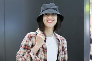 刘雯解约风波后现身甜笑露梨涡