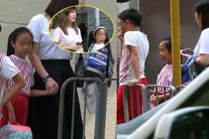 赵薇女儿小四月放学被拍 活泼好动像妈妈