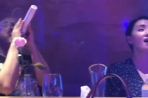 陶虹徐峥与好友聚会唱K 高歌一曲全场鼓掌