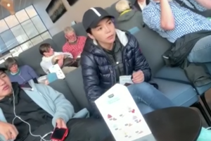 朱迅王志夫妻带儿子出国度假 15岁王法帅气