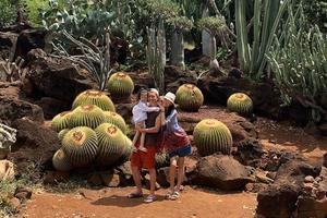 陈冠希晒一家三口度假合照女儿乖巧可爱