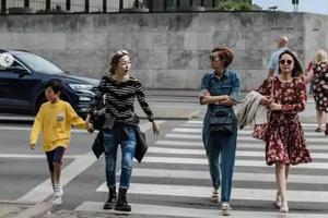 郑秀文帮闺蜜带孩子感慨自己是零分妈妈