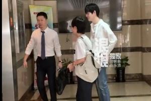 王喆因网传不雅视频现身公证处