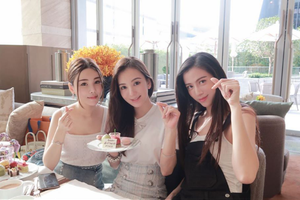 方媛与姐妹聚餐穿着最保守温柔甜美