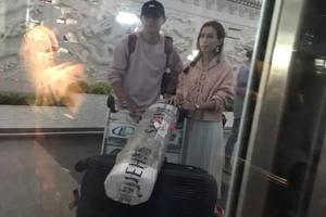 韩庚卢靖姗低调现身被偶遇满满夫妻相