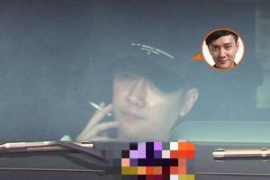 冯绍峰坐车里抽烟表情凝重