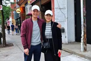 胡杏儿与老公赴多伦多度假街边吃牛肉粉