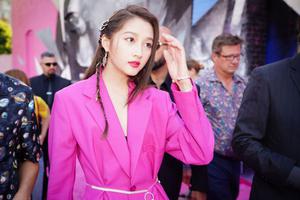 美！关晓彤粉色西装大长腿气场足