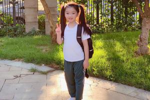 萌娃长大了！阿拉蕾背书包上小学