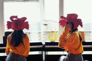 李嫣长发披肩背影窈窕 戴螃蟹头套显少女心