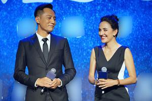 刘烨牵手妻子安娜现身活动 温柔注视笑容甜蜜