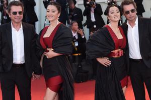 《兰心大剧院》首映 巩俐牵手老公亮相似女王出巡