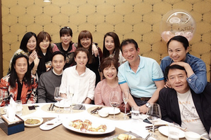 袁咏仪邀好友庆48岁生日 张智霖的礼物竟是...